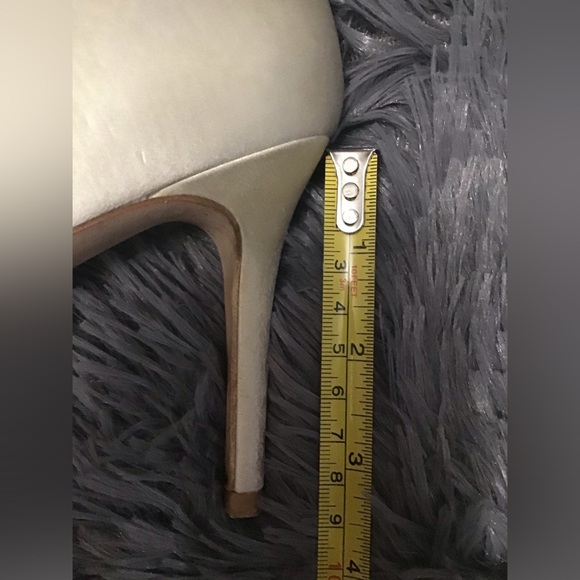 Badgley Mischka 8.5 Cream Satin Rhinestone Heels. *Scuffed - Picture 15 of 15
